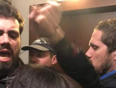 Ένταση μεταξύ των ΜΑΤ και μελών του «Δεν πληρώνω» έξω από συμβολαιογραφικό γραφείο (βίντεο) – Συνολικά 8 προσαγωγές